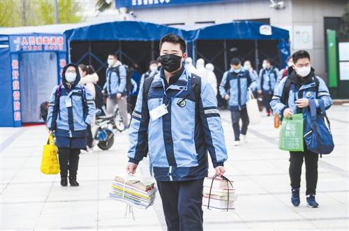 3月30日,在位于江苏淮安的江苏省清江中学,学生有序体检进入校园.