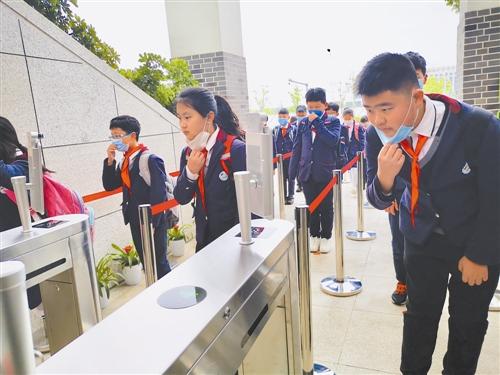 4月21日,记者走访台州市月湖小学,刷脸进校,及时消毒……一切显得淡定