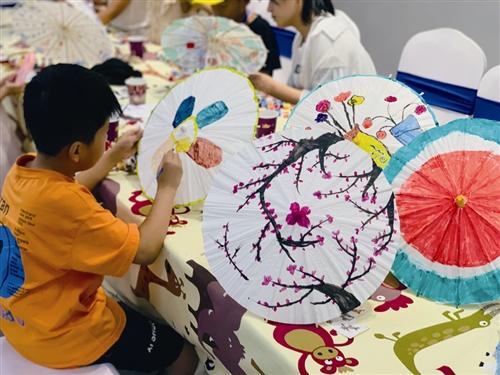 近日,由台州晚报路桥小记者站发起并组织的"小艺术家——油纸伞绘画